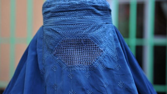 burkalı Afgan kadın