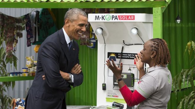 Президент США Барак Обама (слева) беседует с Джуни Мули, руководителем отдела обслуживания клиентов в M-Kopa, о солнечной энергии во время инновационной ярмарки Power Africa