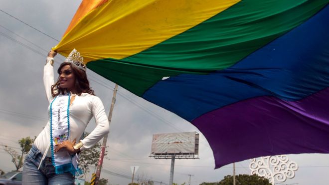 ملكة جمال نيكاراغوا، كسيومارا إسكيفال، تشارك يوم 17 مايو/أيار 2017 في مسيرة للاحتفال باليوم العالمي ضد العداء للمثلية في العاصمة مانغوا بنيكارغوا.