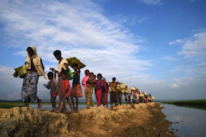 Беженцы из рохингья переправляются в Бангладеш из Мьянмы