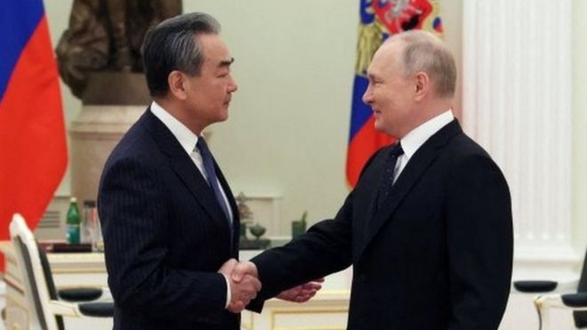 Vladimir Putin saluda a Wang Yi en Moscú