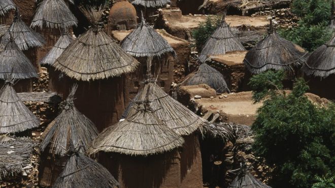 На этой фотографии видны хижины с соломенной крышей, изображающие традиционную деревню догонов