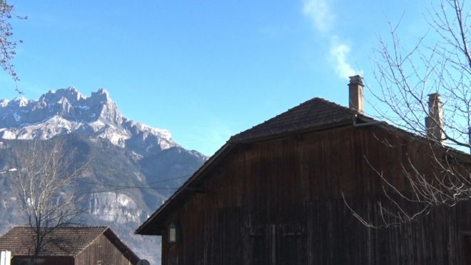 Альпийский сарай и дым