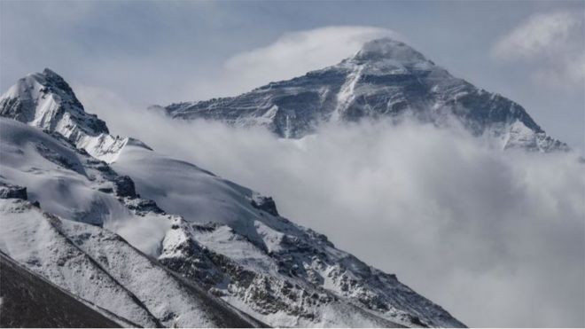 Общий вид Эвереста из базового лагеря на китайской стороне 11 мая 2020 г.