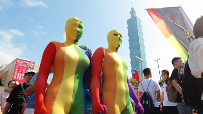 Люди участвуют в ежегодном марше Taipei Pride в Тайбэе