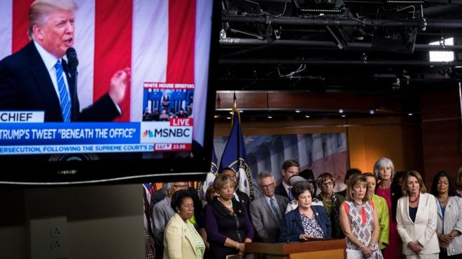 Конференция «Дом демократов» проводит пресс-конференцию, посвященную спорным твитам президента Дональда Трампа, на Капитолийском холме, 29 июня 2017 г.