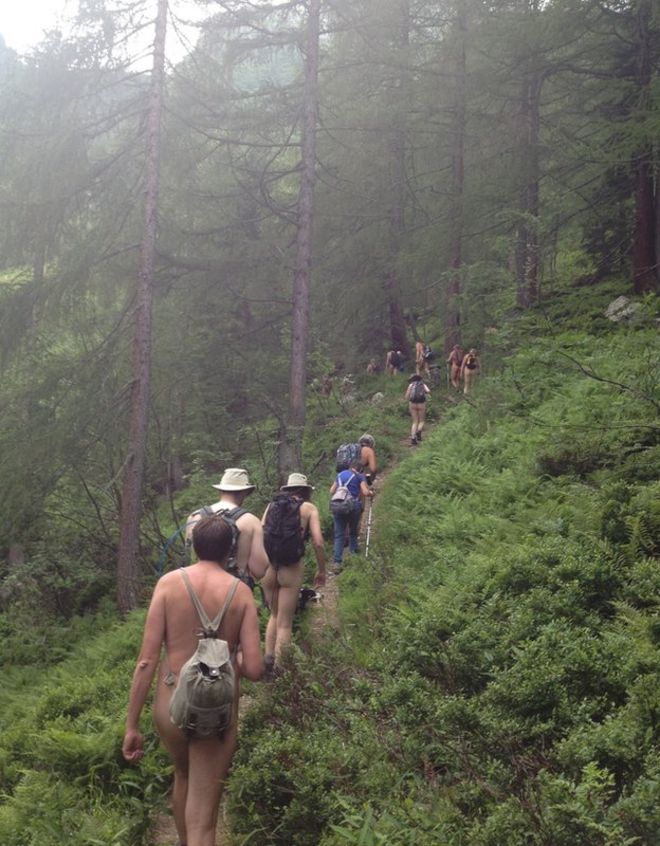 Нудисты, путешествующие пешком по австрийским Альпам