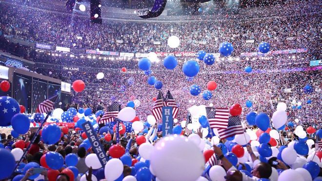 Воздушные шары падают на делегатов и посетителей в конце четвертого дня Национального съезда Демократической партии в Центре Уэллса Фарго