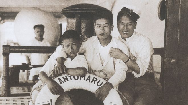 Dos jóvenes y un niño japoneses, en uno de los barcos que llevó a migrantes japoneses a Perú