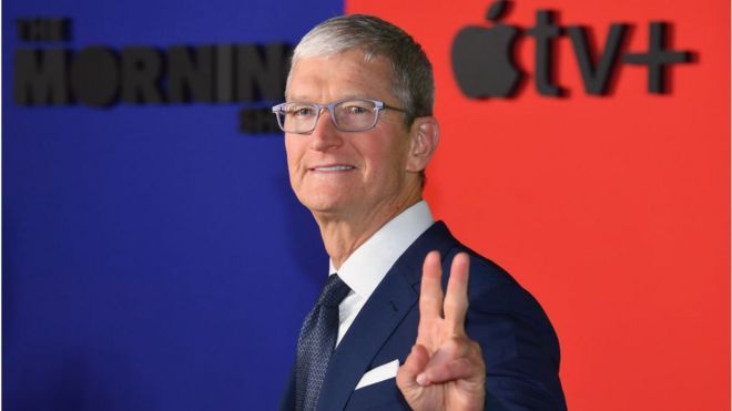 Raksasa teknologi Apple telah menjadi perusahaan AS pertama yang dihargai $ 2tn (£ 1,5tn) di pasar saham
