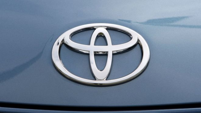 Значок Toyota на капоте автомобиля