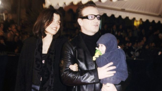 Боно и жена Али с младенцем Эли в 2000 году