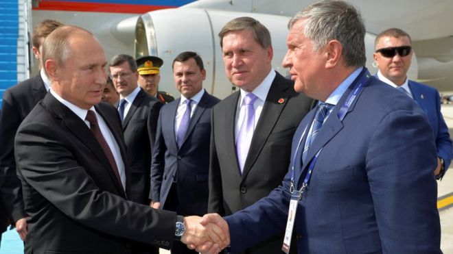 Президент России Владимир Путин пожимает руку главному российскому производителю нефти "Роснефти" Игорю Сечину, когда он прибывает в аэропорт имени Ататюрка в Стамбуле, Турция, 10 октября 2016 года