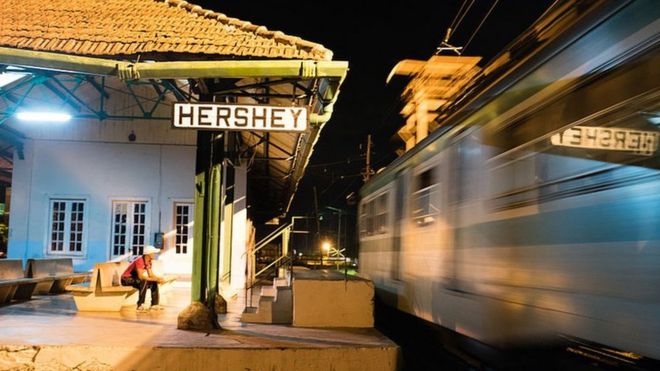 Un hombre ve el tren pasar en Hershey, Cuba.