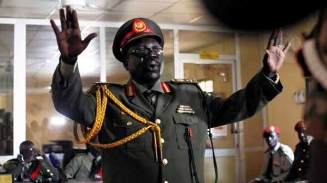Офицер из Южного Судана предстал перед слушанием 10 военнослужащих, осужденных за изнасилование иностранных работников по оказанию помощи и убийство местного журналиста в ходе нападения на отель Terrain в столице Джуба в 2016 году, в военном суде в Джубе, на юге. Судан, 6 сентября 2018 года