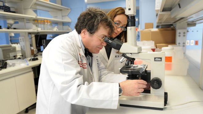 La doctora María Elena Bottazzi (der) y el doctor Peter Hotez dirigen el laboratorio de la Escuela Nacional de Medicina Tropical del Colegio Baylor de Medicina de Houston.