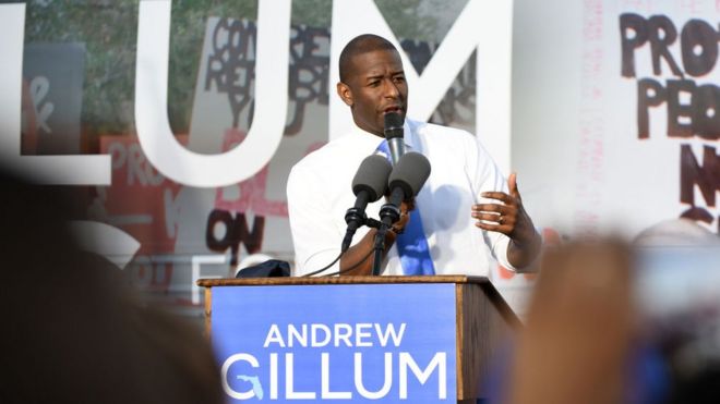 Кандидат в губернаторы Флориды, мэр Таллахасси Эндрю Гиллум, выступает на митинге со своими сторонниками.
