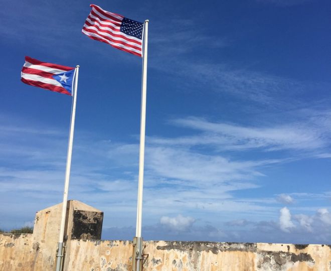 Пуэрториканские и американские флаги