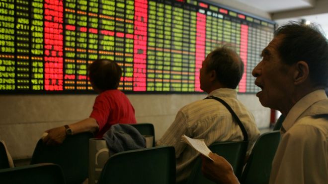 Человек реагирует среди инвесторов, просматривающих акции по китайскому индексу