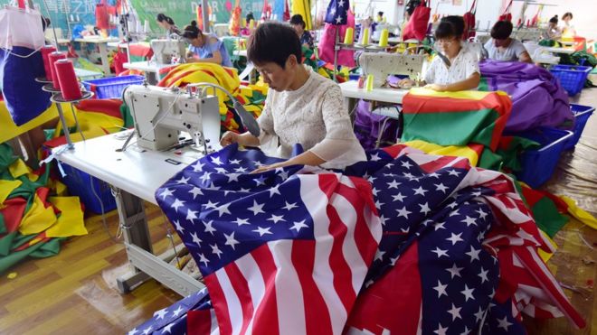 Một công nhân Trung Quốc may cờ Mỹ trong một nhà máy ở tỉnh An Huy.