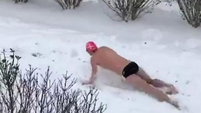Спортсмен в снегу