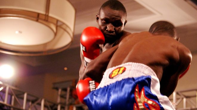 Mkenya Nick ‘Kanyankole” Otieno akimenyana na Mtazania Haji Juma katika shindano la Super Flyweight, Nick aliibuka mshindi na kunyakuwa ukanda uliokuwa wazi.