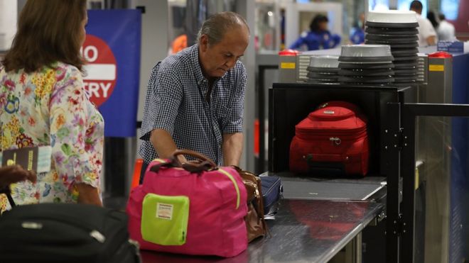 Passageiros em área de segurança do aeroporto