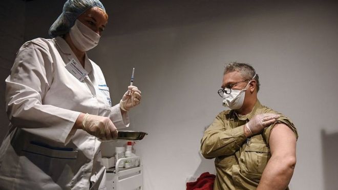 Hombre esperando ser vacunado con la Sputnik V en Moscú el 18 de enero.