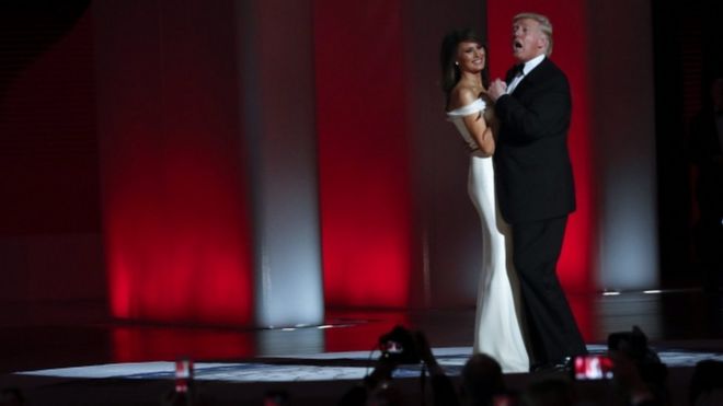 Президент США Дональд Дж. Трамп (справа) и его супруга Первая леди Мелания Трамп (слева) танцуют на Балу свободы