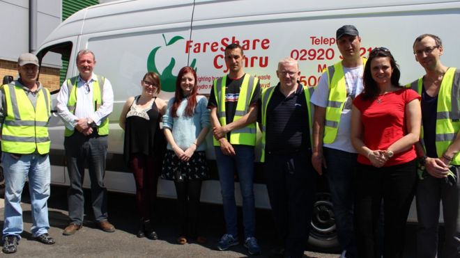 Волонтеры в FareShare Cymru позируют рядом с фургоном