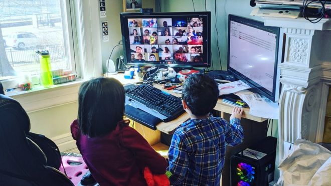 Фотография, на которой дети Тамар Вайнберг получают виртуальный урок из дома