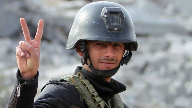 イラクの対テロ精鋭部隊の一人が勝利を示すVサインを見せた（27日）