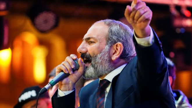 Лидер армянской оппозиции Николь Пашинян обращается к сторонникам во время митинга после того, как его предложение стать временно исполняющим обязанности премьер-министра было заблокировано парламентом в Ереване, 1 мая 2018 года
