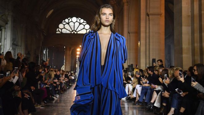 Модель носит синее платье на подиуме Givenchy