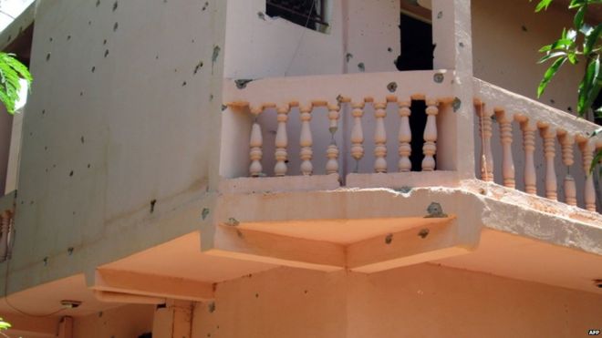 Пулевые отверстия показывают перестрелку в отеле Byblos, 8 августа