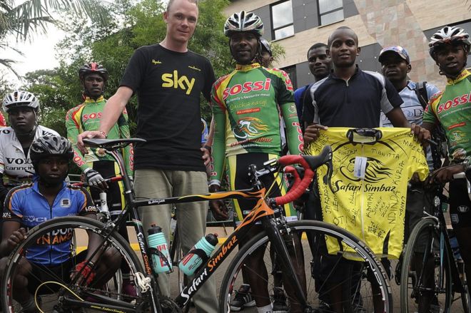 Чемпион Тур де Франс Крис Фрум (C-L) позирует для фотографии со своим наставником Дэвидом Кинджа (C-R) и кенийскими велосипедистами его бывшей гоночной команды, Safari Simbaz, во время частного визита в Найроби 19 ноября 2013 года
