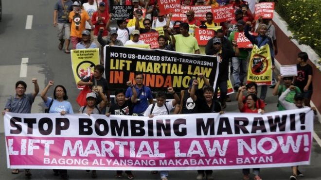 Филиппинские протестующие маршируют в сторону нижней палаты, чтобы совпасть со специальной совместной сессией по вопросу о возможном продлении военного положения на юге Филиппин, на улице в городе Кесон, к востоку от Манилы, Филиппины, 22 июля 2017 года.