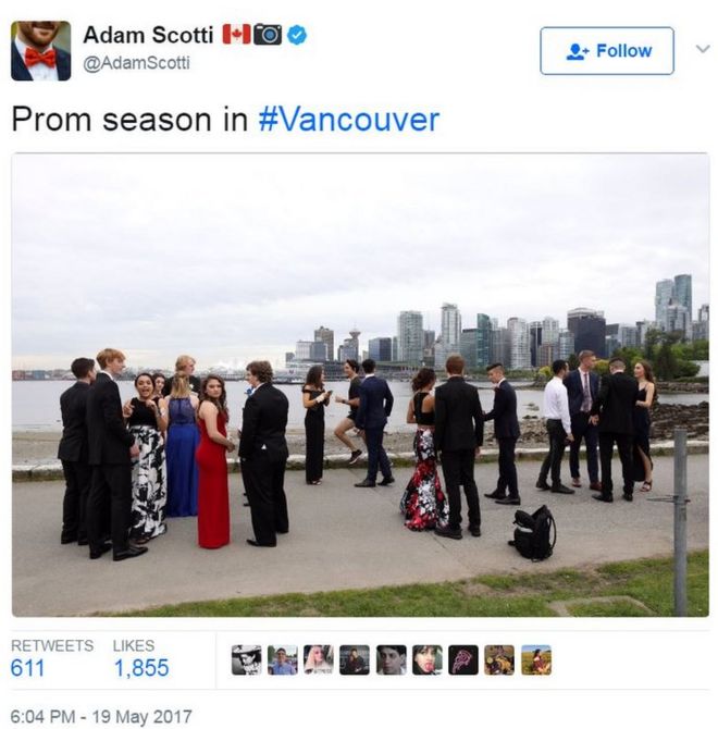 Официальный фотограф Джастина Трюдо написал в Твиттере его фотографию, бегающую мимо студентов в полном регалии выпускного вечера, с заголовком: «Промо-сезон в # Ванкувере»