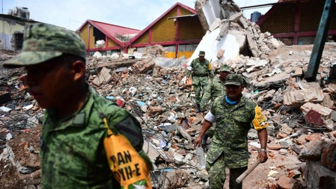 Militares sobre los escombros de un edificio en Juchitán, Oaxaca, México, tras el terremoto de magnitud 8,2.