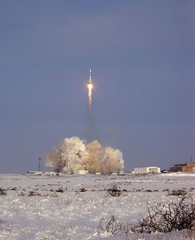 Российская ракета "Союз", несущая спутник "Джове-А", взлетает на Байконуре, Казахстан, 28 декабря 2005 г.