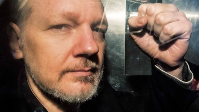 Assange Londra'daki Ekvador Büyükelçiliği'nde yedi yıl geçirdikten sonra geçen ay tutuklanmıştı