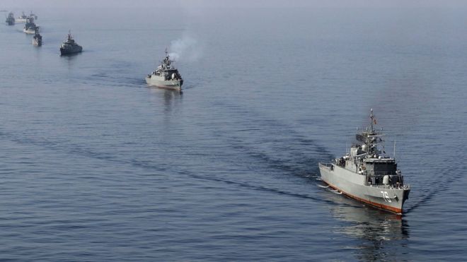 Корабли ВМС Ирана в Ормузском проливе на юге Ирана 3 января 2012 года