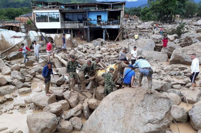 Soldados ayudando a las víctimas del deslave.