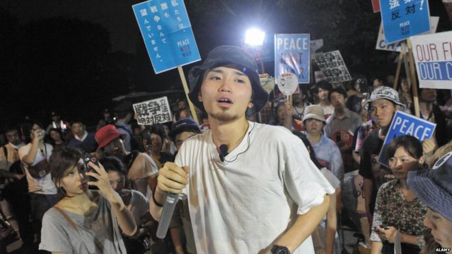 学生の抗議活動を主導した奥田さんは政治をファッションと混合させた