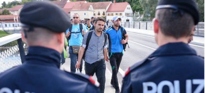 Мигранты въезжают в Австрию из словенского приграничного города Горня Радгона 21 сентября 2015 года.