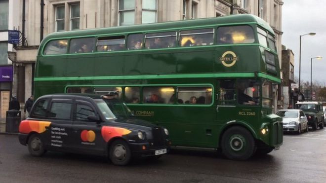 Один из традиционных автобусов TfL работает в понедельник утром