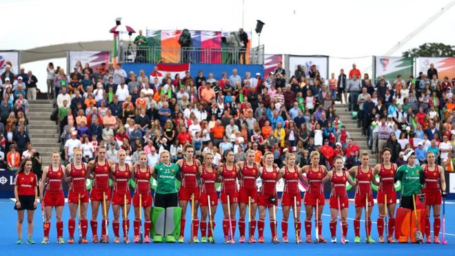 Женская сборная Англии по хоккею выстраивается под национальный гимн перед финалом Еврохоккея против Нидерландов в Лондоне в августе
