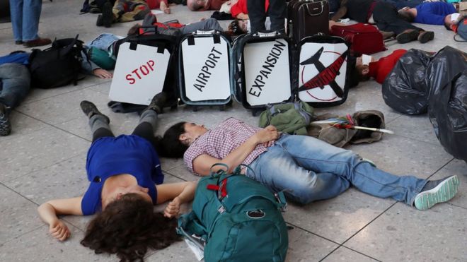 Участники кампании устраивают массовые «Die-In» в Терминале 2 в аэропорту Хитроу, в знак протеста против расширения авиации перед решением правительства об увеличении пропускной способности лондонского аэропорта