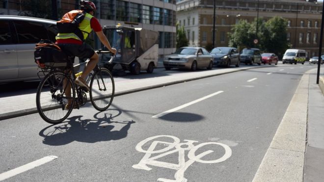 Человек на велосипедной дорожке в Лондоне