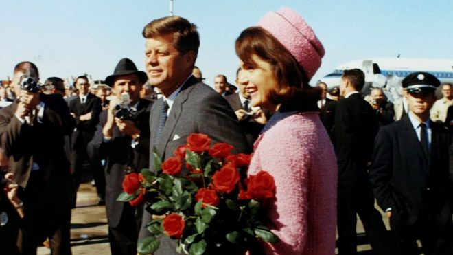 Президент США Джон Ф. Кеннеди и первая леди Жаклин Кеннеди прибывают в «Поле любви» в Далласе, штат Техас, менее чем за час до его убийства